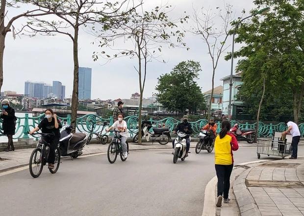 Hàng loạt quán trà đá dàn hàng trải ghế như bãi biển ở Hồ Tây-4