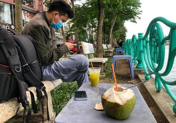 Hàng loạt quán trà đá dàn hàng trải ghế như bãi biển ở Hồ Tây-6