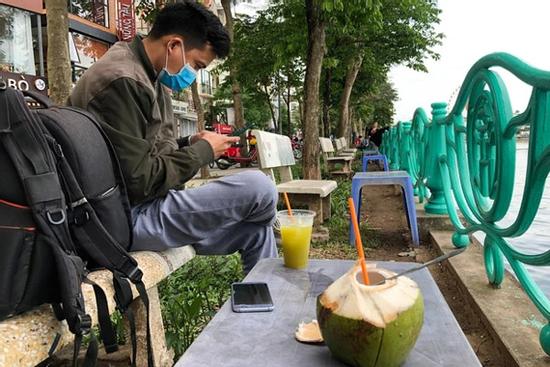 Hàng loạt quán trà đá dàn hàng trải ghế như bãi biển ở Hồ Tây