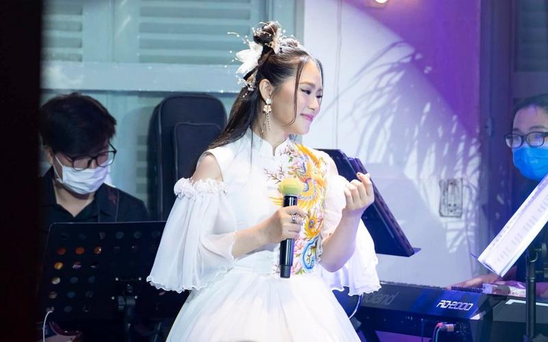 Lương Bích Hữu hát live chênh phô, netizen vẫn bênh chằm chặp-1