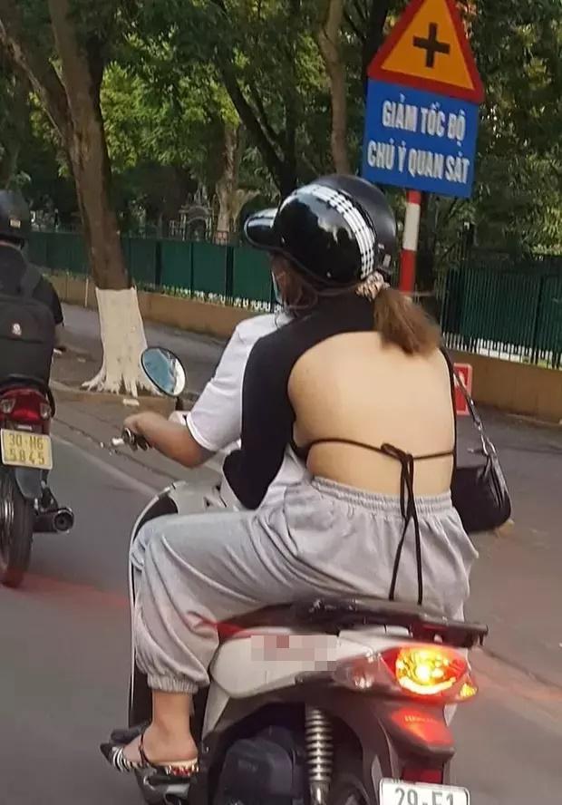 Nhức nhối pha ăn mặc hở trên lộ dưới của cô gái đi xe máy-3