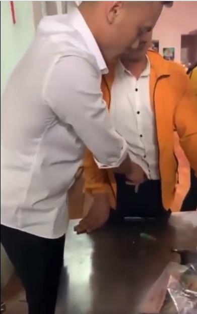 Clip: Thanh niên đi ăn cưới, trộm đống phong bì giấu vào chỗ nhạy cảm-1