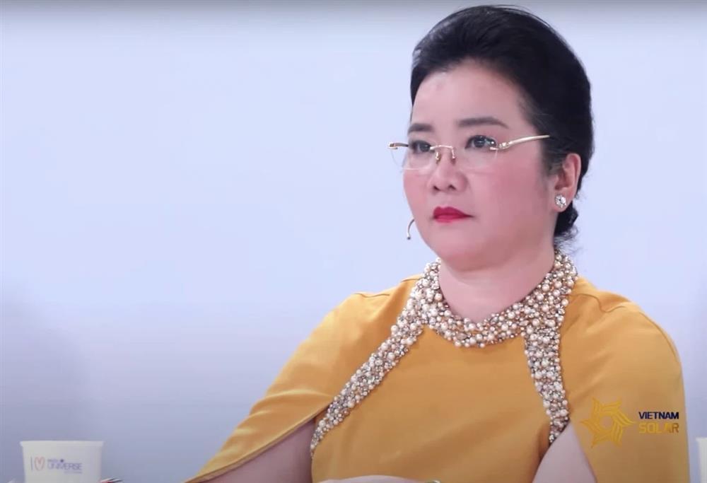 Cô Xuân Trang âm điểm thanh lịch vì ngồi kém duyên chấm thi MU-1