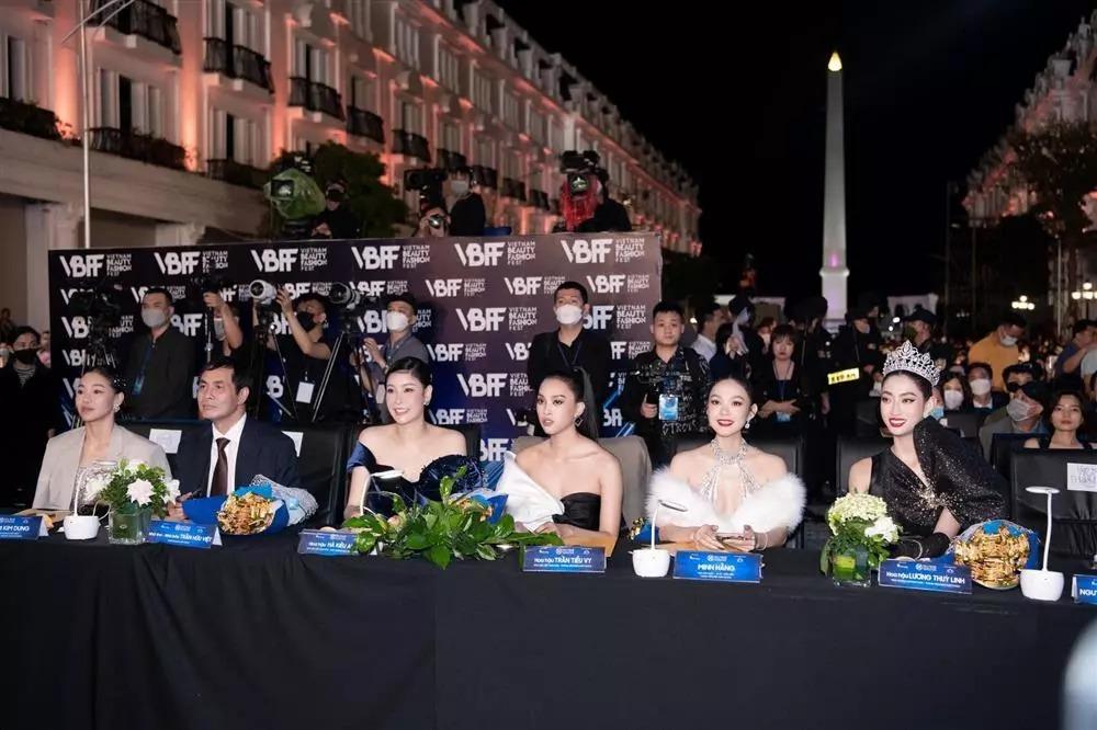 Minh Hằng lên ảnh được tung hô còn camera thường sẽ thế nào?-3