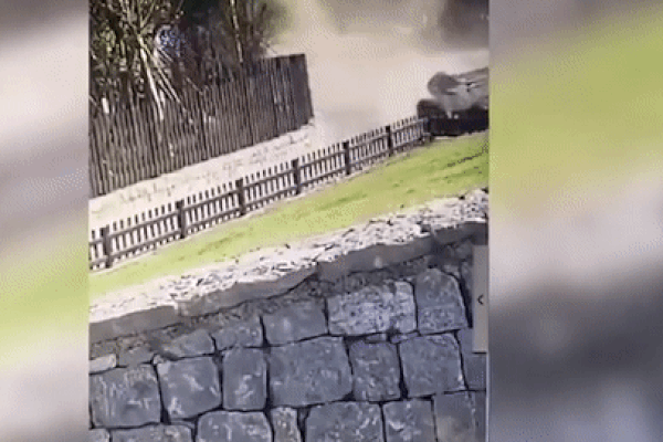 Clip: Chồng tai nạn ô tô, vợ văng ra ngoài như phim hành động