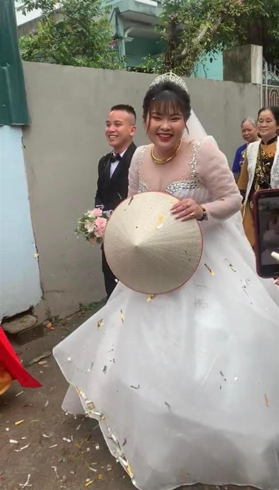 Dự đám cưới bố mẹ, bé gái chiếm sóng vì ngủ không biết trời đất gì-4