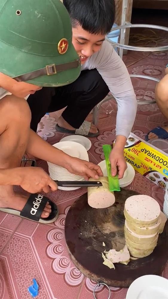 Receiving Thai pork belly, 2 young people came up with a very cool way of 10 rounds like 1-1