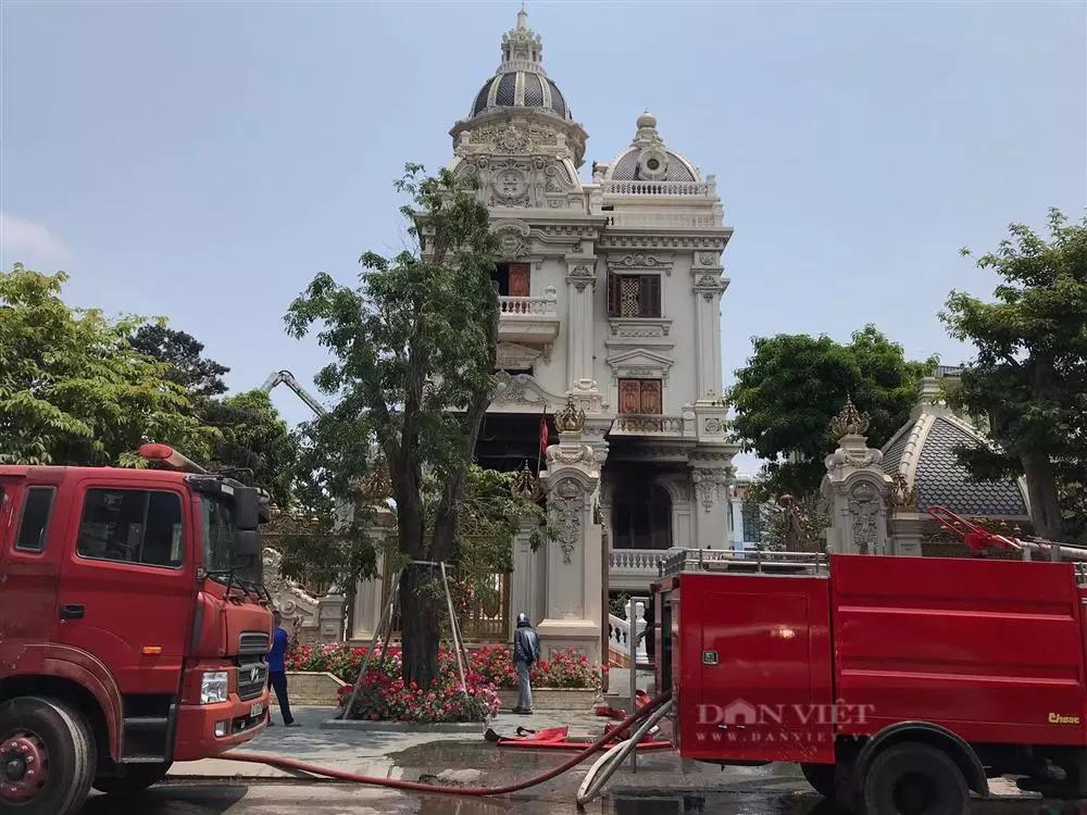Villa fire in Quang Ninh: The hostess escaped but ran back inside-2