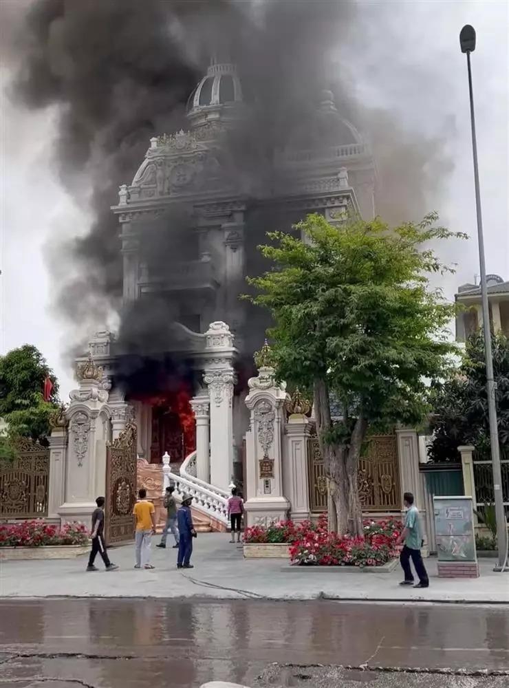 Vụ cháy biệt thự ở Quảng Ninh: Chủ nhà đã thoát ra nhưng lại chạy vào-1