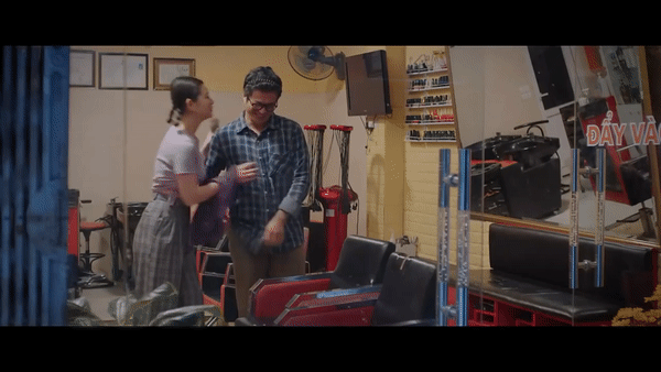 Thương Ngày Nắng Về 2 tập 9, Khánh bắt gặp cậu Vượng bị gái gội đầu mồi chài-1