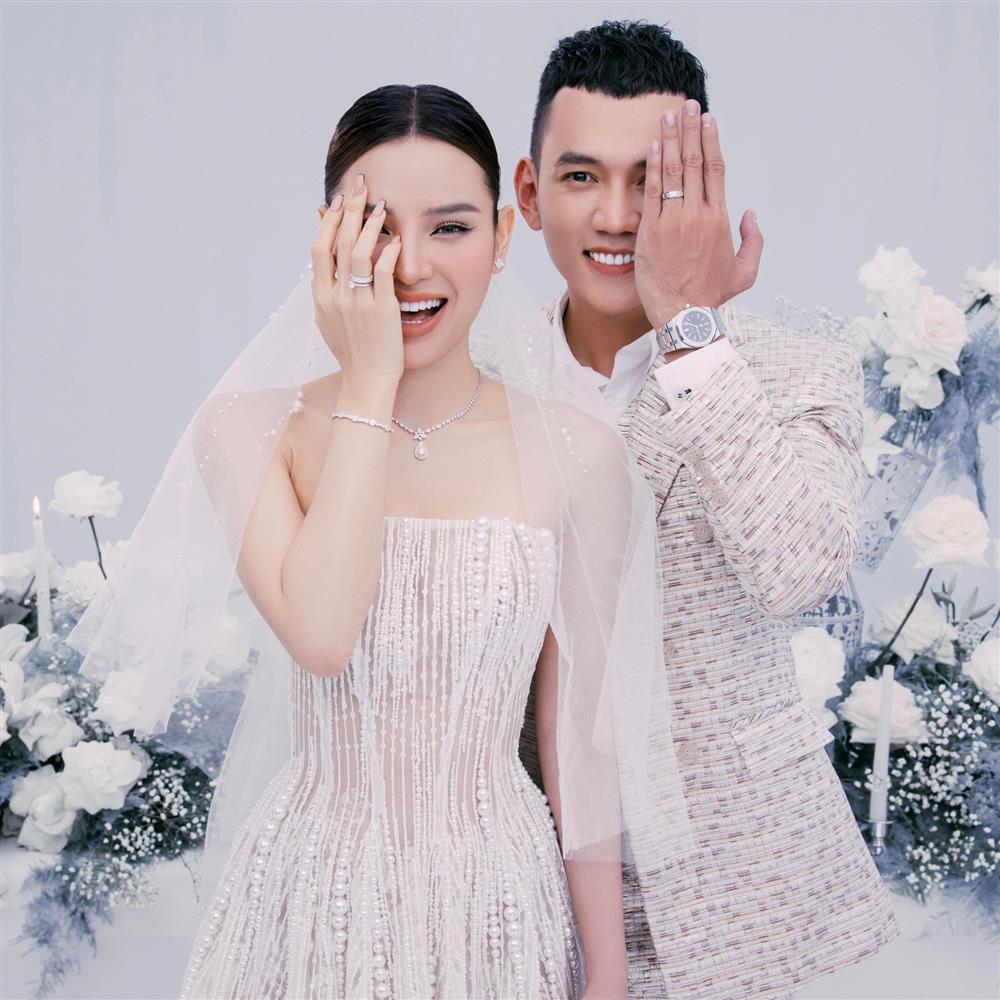 Phương Trinh Jolie khoe bộ váy cưới chính thức sau 7749 lần thử đồ?-1