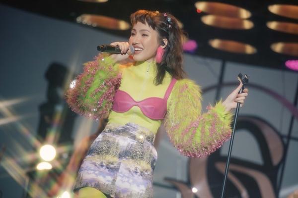 Học trò lo yêu quên hát, Hồ Ngọc Hà tức giận mắng con điên-1