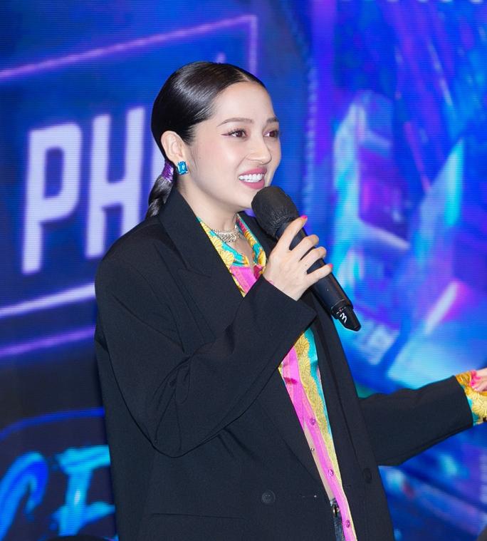 Clip: Bảo Anh thái độ với ê-kíp, xong lập tức nở nụ cười công nghiệp-1