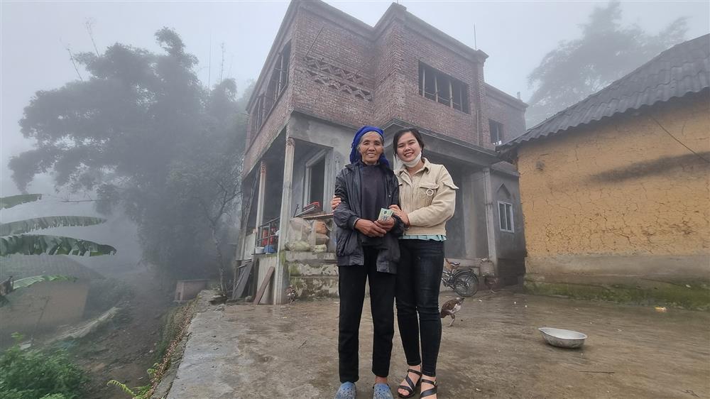 Sự thật về cụ bà 60 tuổi vác 1 tấn xi măng được trả 30.000 đồng-1