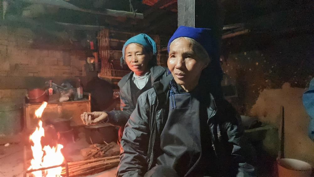 Sự thật về cụ bà 60 tuổi vác 1 tấn xi măng được trả 30.000 đồng-2