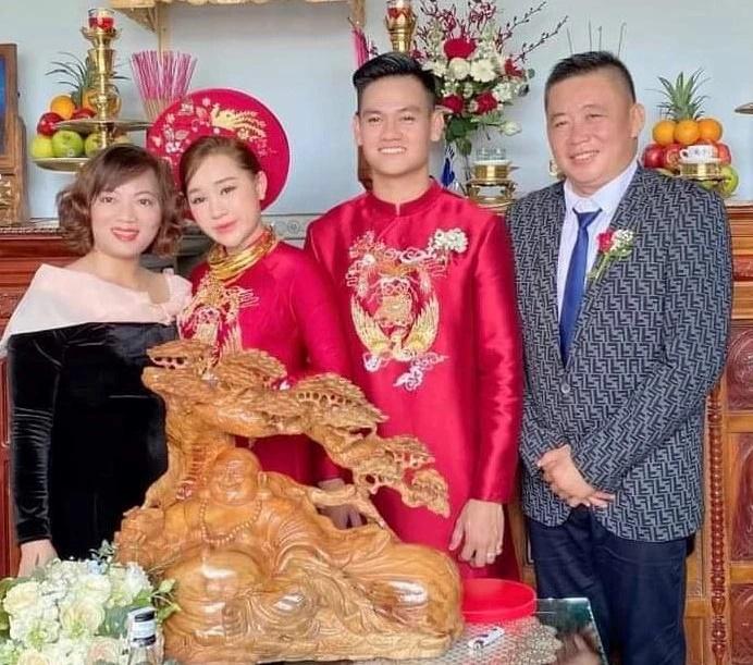 Quang Hai and his new girlfriend in Binh Dinh attended the wedding of Ho Tan Tai-1