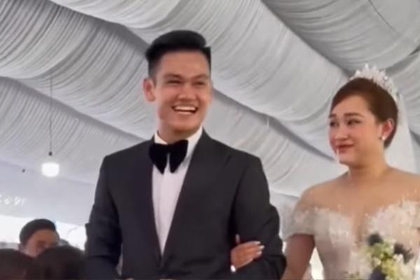 Nhan sắc vợ Hồ Tấn Tài trong đám cưới khác hẳn ảnh khoe Facebook-2