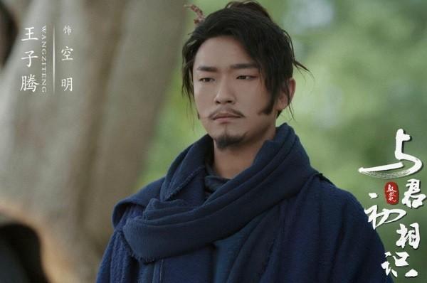 Bị ném đá vì cảnh hôn quá xấu, nam diễn viên phải livestream xin lỗi-3