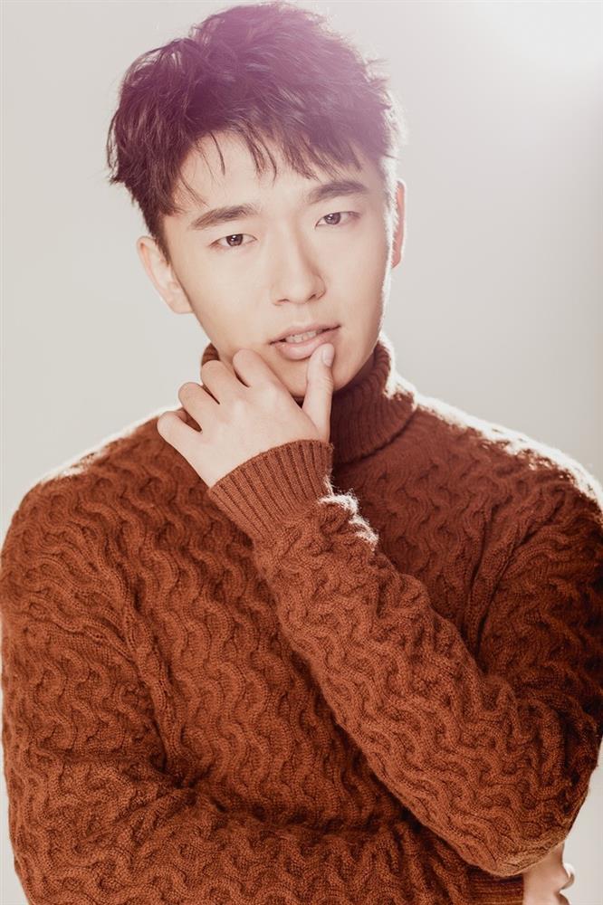 Bị ném đá vì cảnh hôn quá xấu, nam diễn viên phải livestream xin lỗi-6