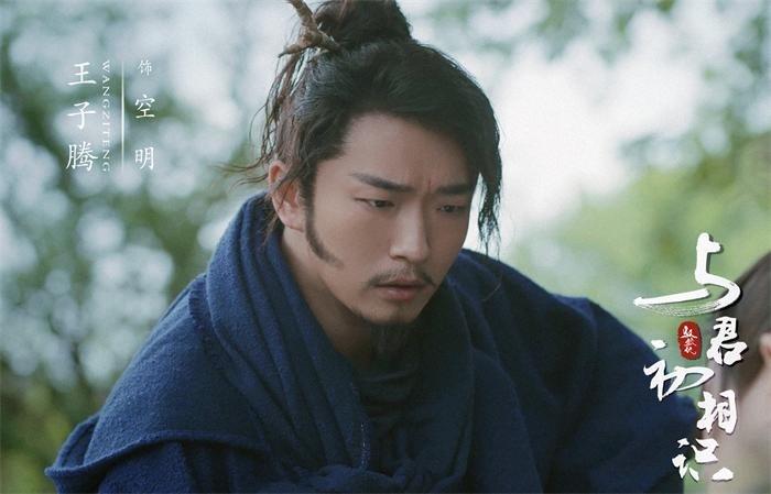 Bị ném đá vì cảnh hôn quá xấu, nam diễn viên phải livestream xin lỗi-5