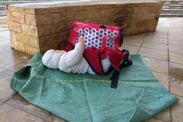 Bé gái 1 tuổi bị bỏ rơi cùng lời nhắn chưa khai sinh-1