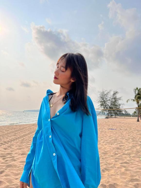 Khả Ngân mặc bikini lộ vòng 1 nhức mắt: Bức tường nức nở vậy ư?-1