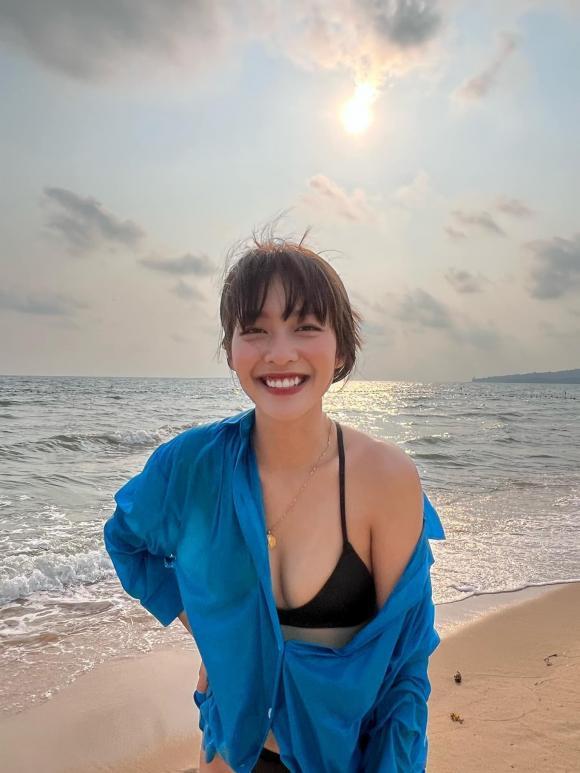 Khả Ngân mặc bikini lộ vòng 1 nhức mắt: Bức tường nức nở vậy ư?-4