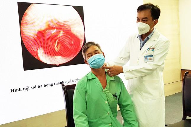 Đang ăn cá bỗng giật mình, xương ghim luôn vào dây thanh quản-3