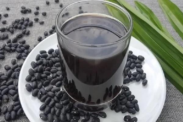 Black bean juice drink at exactly 2 golden times to help you stay young and beautiful