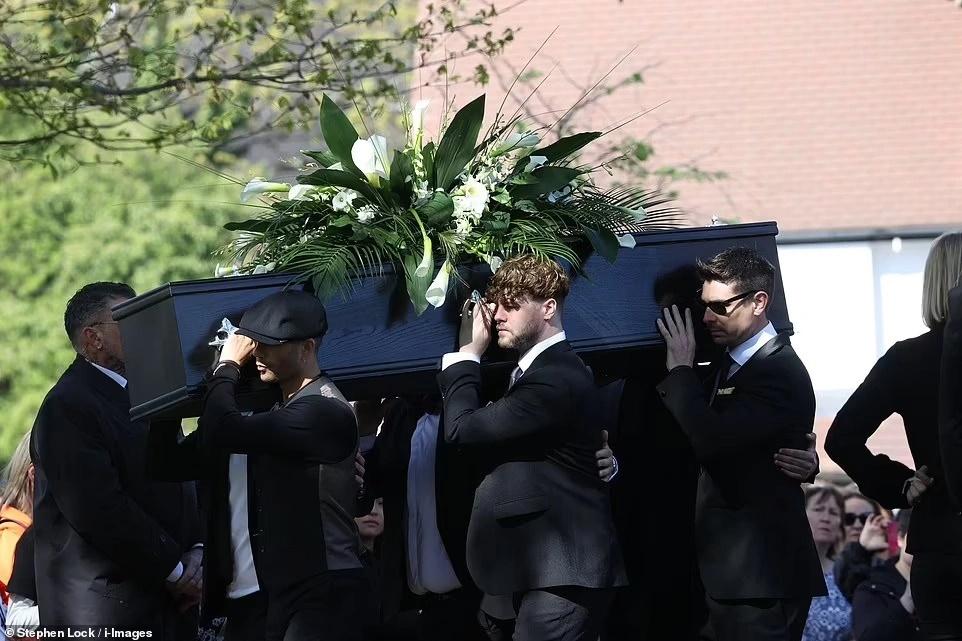 Tom Parker's wife choked in tears during her husband's funeral-2