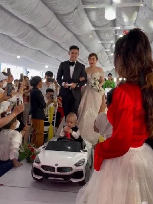 Quang Hải và bồ mới vào Bình Định dự đám cưới Hồ Tấn Tài-2