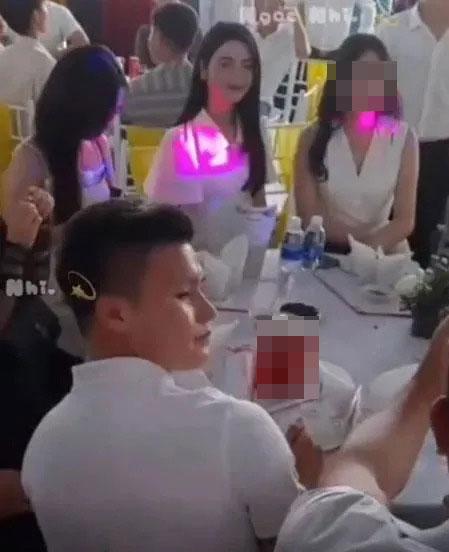 Quang Hải và bồ mới vào Bình Định dự đám cưới Hồ Tấn Tài-3
