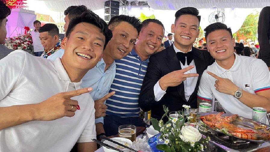 Quang Hai and his new girlfriend came to Binh Dinh to attend the wedding of Ho Tan Tai-4