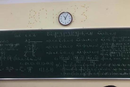 99% học sinh 'khóc thét' khi thấy tấm bảng giải Toán của trường chuyên