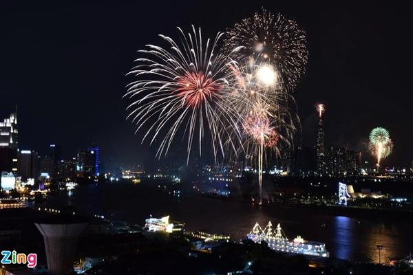 Ho Chi Minh City fires fireworks to celebrate April 30th
