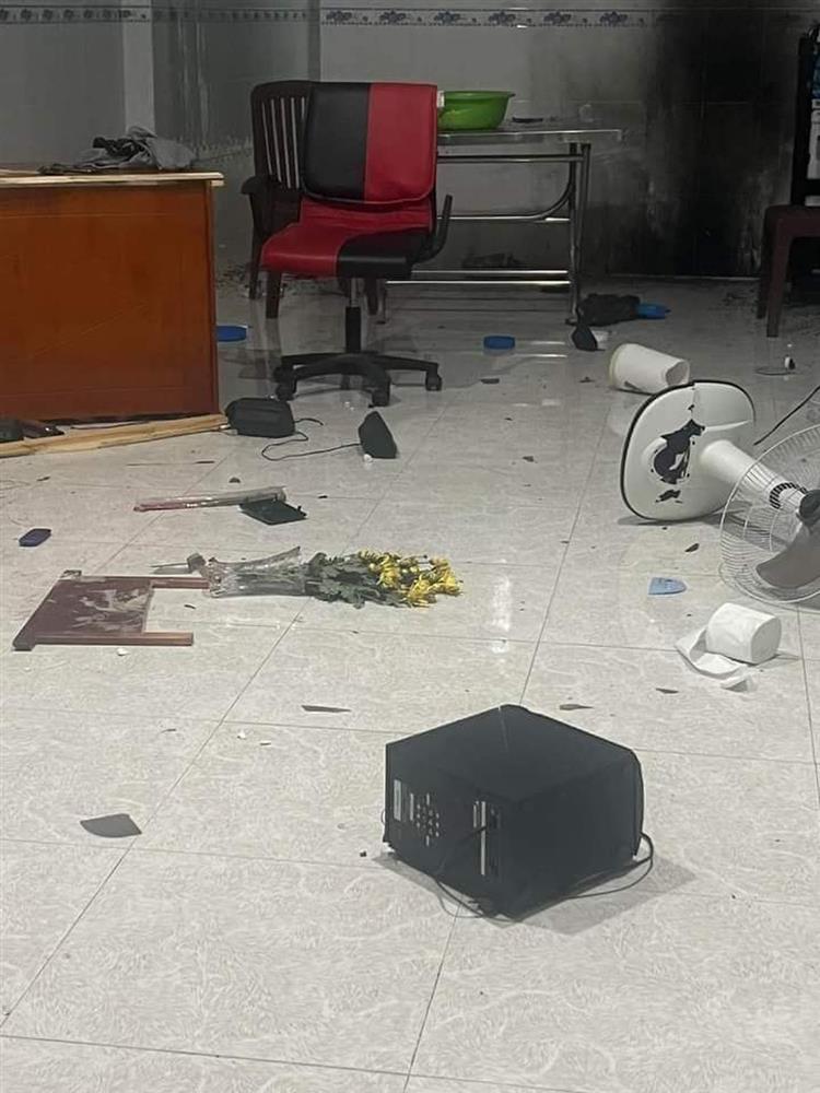 Nhóm đối tượng cầm mã tấu đập phá, ném bom xăng vào nhà dân-1