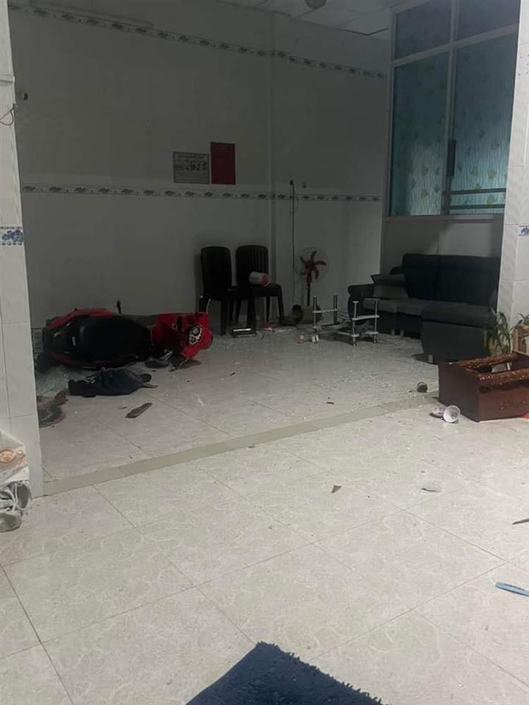 Nhóm đối tượng cầm mã tấu đập phá, ném bom xăng vào nhà dân-2