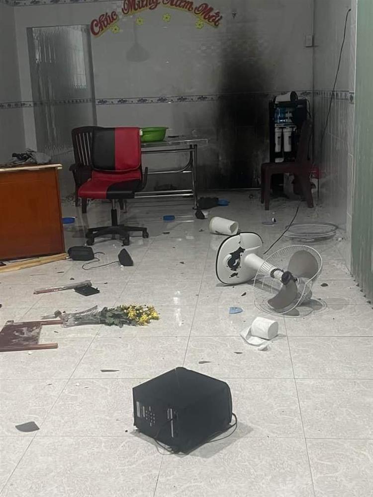 Nhóm đối tượng cầm mã tấu đập phá, ném bom xăng vào nhà dân-3