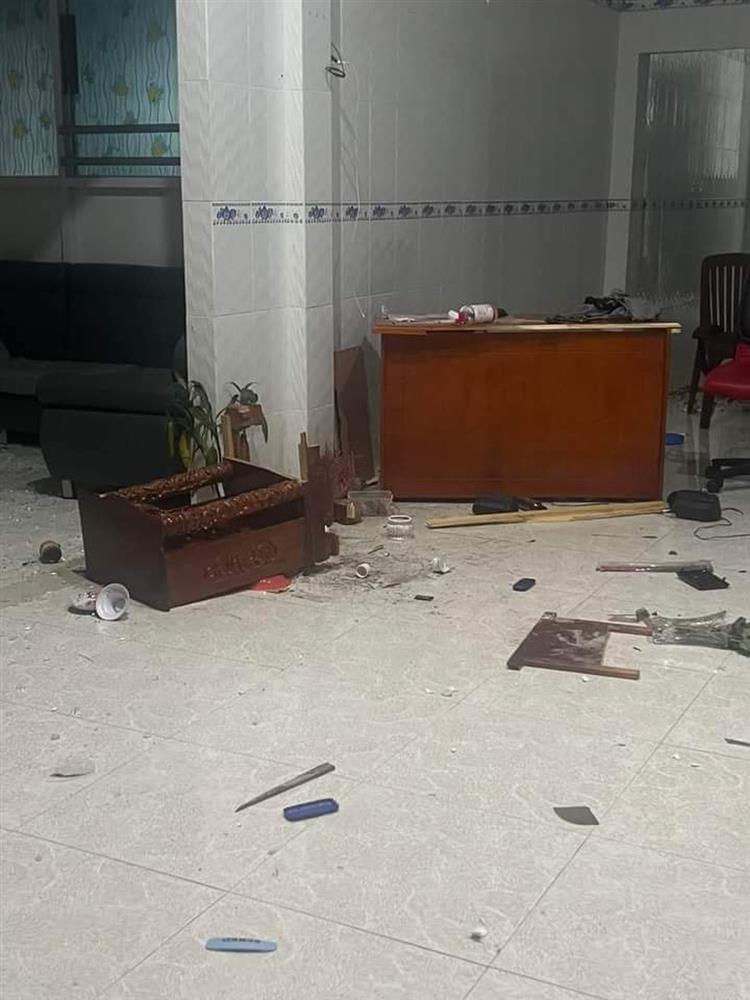 Nhóm đối tượng cầm mã tấu đập phá, ném bom xăng vào nhà dân-4