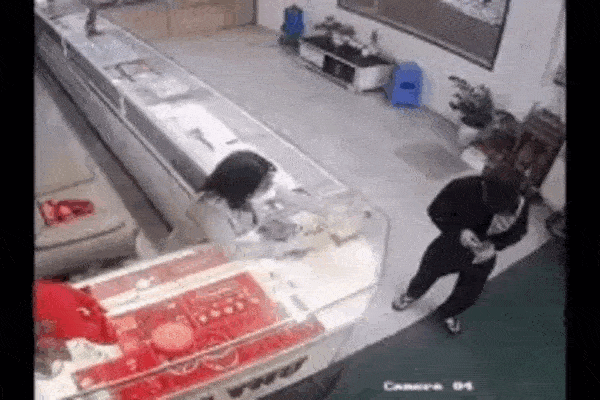 Bà bầu 8 tháng nhảy vọt qua tủ kính truy bắt kẻ cướp tiệm vàng