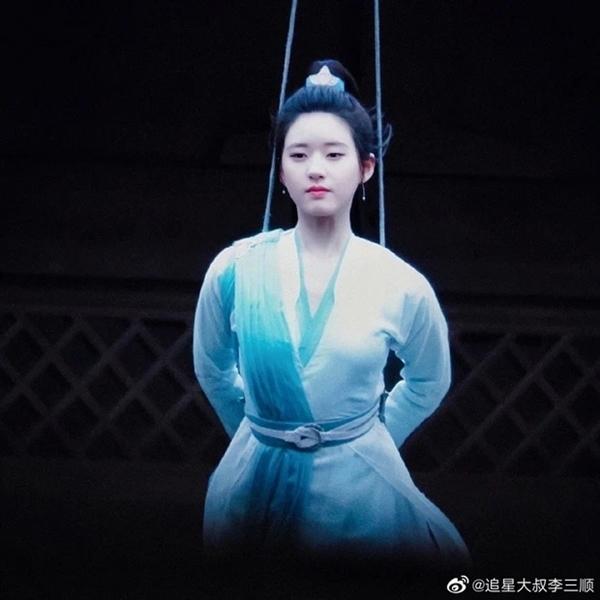 Triệu Lộ Tư nhái cả showbiz: Mượn đồ Cúc Tịnh Y, bắt chước Nhiệt Ba - Cảnh Điềm-4