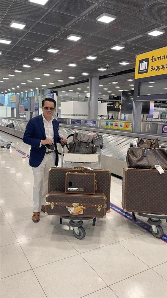 NTK Thái Công bị tung clip đi máy bay giá rẻ, tự tay xách vali-4