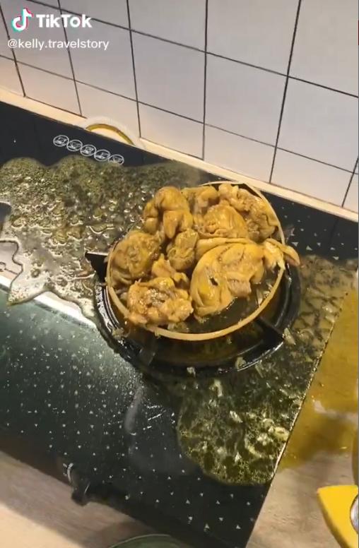 Hí hửng làm món gà kho, cô gái đứng hình khi chiếc nồi đất gặp nạn-3