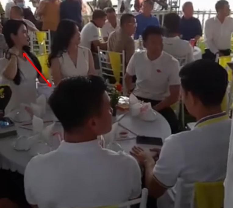 Bất ngờ danh tính cô gái nhường hoa cưới cho Hòa Minzy-3