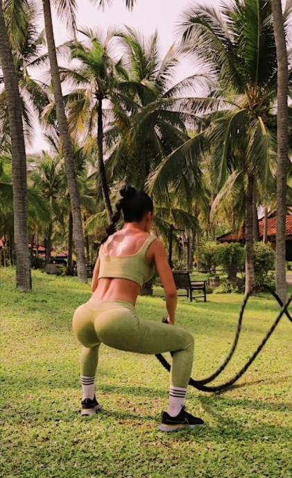 Angela Phương Trinh khiến netizen tái mặt vì cảnh tập gym-2