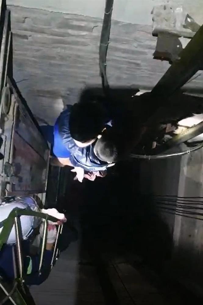 Bé trai 4 tuổi rơi xuống hố thang máy, thoát nạn nhờ thanh sắt-1
