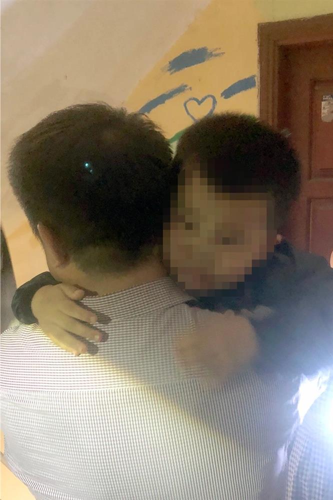 Bé trai 4 tuổi rơi xuống hố thang máy, thoát nạn nhờ thanh sắt-2