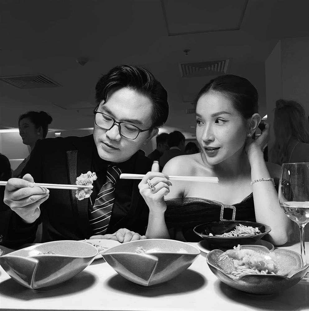 Ngoại hình cậu út nhà Phạm Hương khi tròn 9 tháng tuổi-4