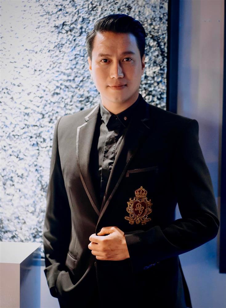 Ngoại hình cậu út nhà Phạm Hương khi tròn 9 tháng tuổi-12