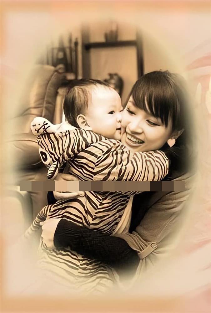 Ngoại hình cậu út nhà Phạm Hương khi tròn 9 tháng tuổi-9